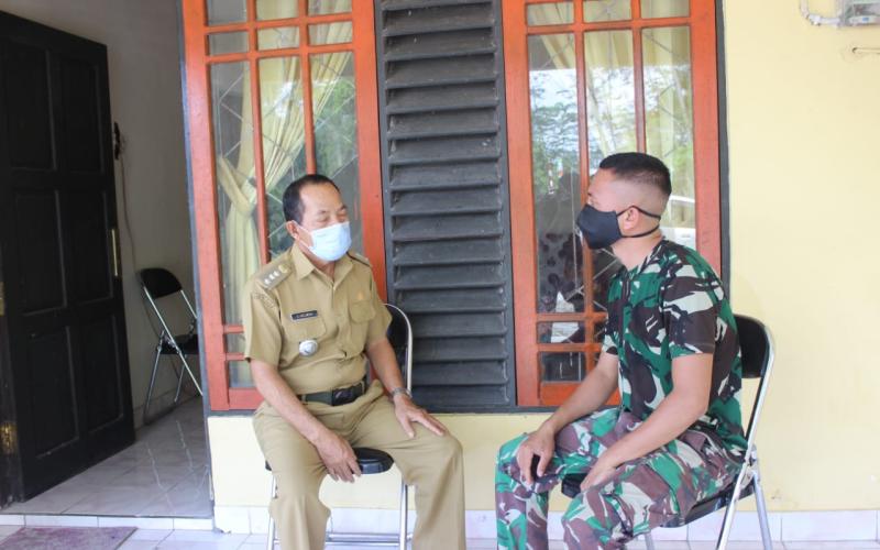 Personel TMMD Jalin Komunikasi Sosial Bersama Camat Mihing Raya