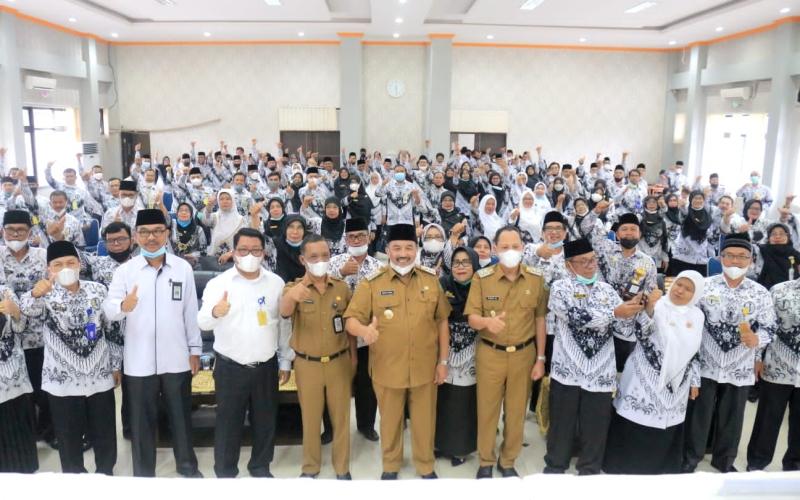 acara temu ramah Bupati Pasaman dengan para guru yang tergabung dalam PGRI (Persatuan Guru Republik Indonesia) Kabupaten Pasaman