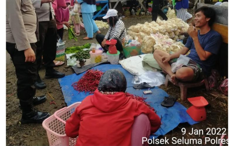 Sambang Pasar, Bhabinkamtibmas Himbau Prokes dan Vaksin