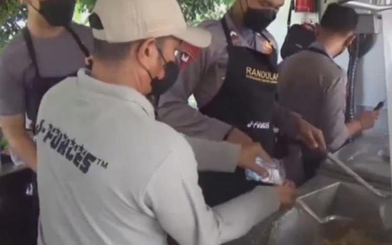Siapkan Dapur Lapangan, Sat Brimob Polda Bengkulu Tingkatkan Minat Vaksin
