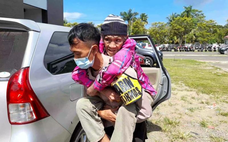 Percepat Vaksinasi, Bhabinkamtibmas Jemput Antar Lansia