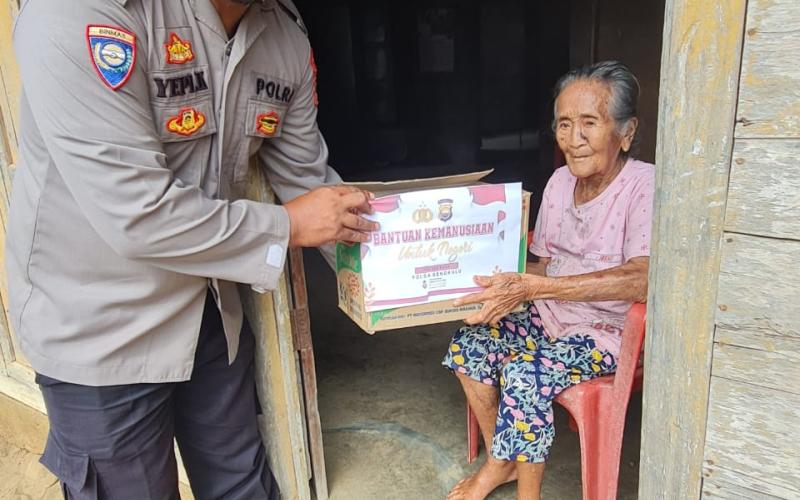 Senyum Lansia 71 Tahun Saat Terima Bansos dari Polsek Padang Guci Hulu