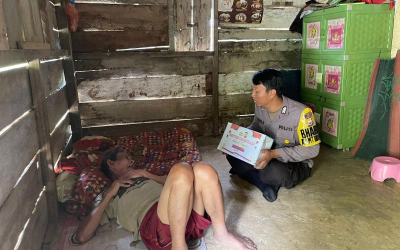 Petani Kurang Mampu di Desa Ulak Bandung Terima Bansos dari Polsek Muara Sahung
