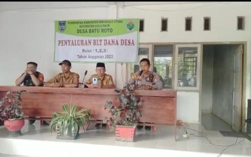 Awasi Dana Desa Kapolsek Kerkap Hadiri Giat Pembagian BLT DD