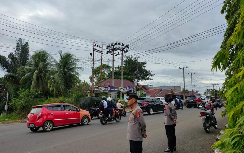 Bengkulu  - Salah satu bentuk pelayanan prima kepada masyarakat Polresta Bengkulu gelar Strong Point dipagi hari Senin, (08/05/2023).   Strong Point sebagai kegiatan pengaturan arus lalu lintas, ditujukan untuk menciptakan keamanan, keselamatan, ketertiban dan kelancaran dalam berlalu lintas di pagi hari, disaat warga memulai beraktifitas.  Selain itu, program Strong Point ini merupakan wujud nyata tugas Kepolisian dalam rangka mengoptimalkan kegiatan pelayanan Kepolisian terhadap seluruh lapisan warga yang