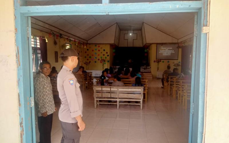 Berikan Pelayanan Prima Polsek Seginim Lakukan Pengaman di Empat Gereja 
