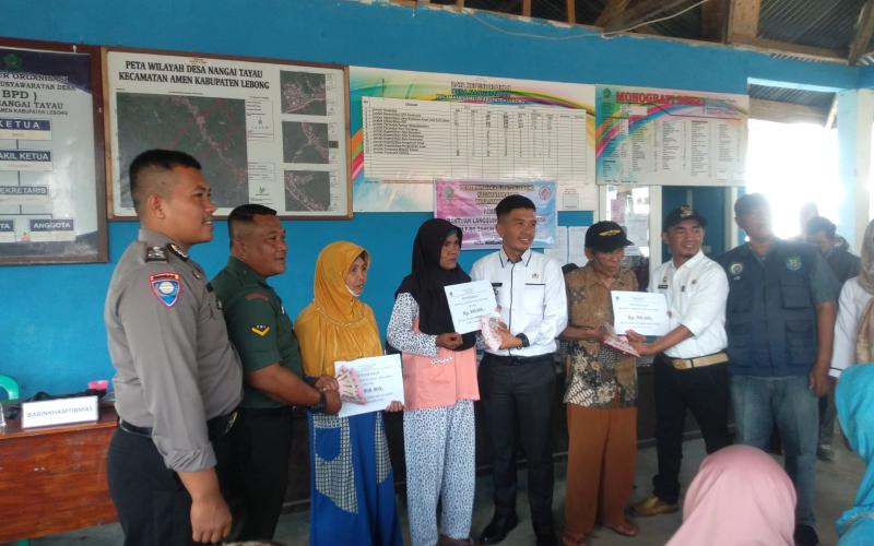 Membersamai Warga, Bhabinkamtibmas Polsek Lebong Utara Hadiri Penyaluran BLT DD 