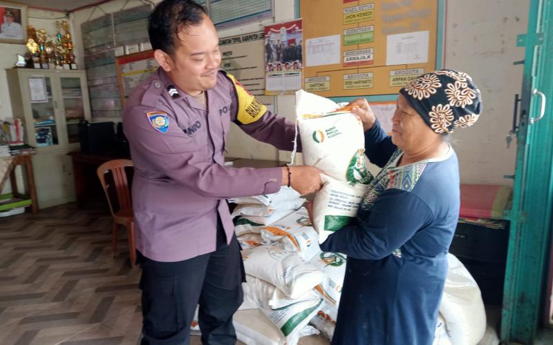 Bhabinkamtibmas Hadir di Pembagian Beras Bagi Warga Desa Talang Baru 2 Kecamatan Rimbo Pengadang