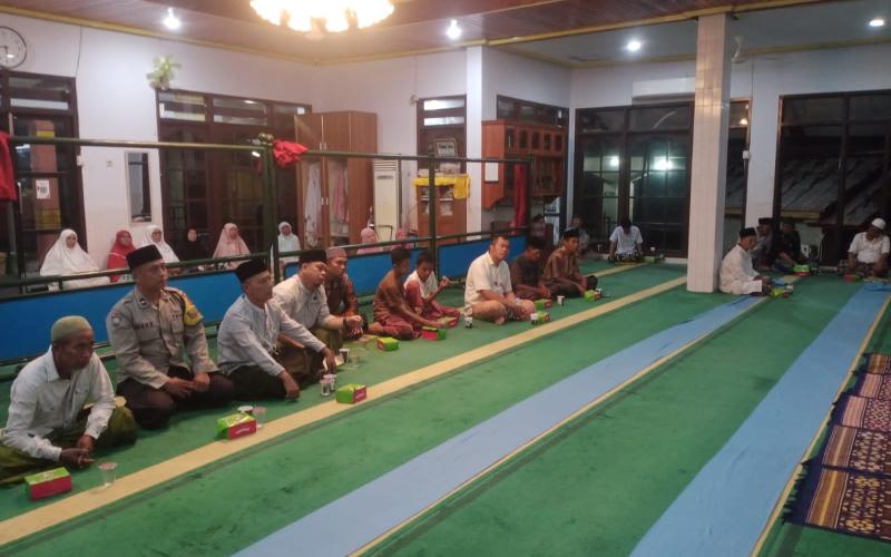 Bhabinkamtibmas Polsek Teluk Segara Laksanakan Patroli dan Salat Subuh Berjamaah di Masjid Baitul Hamdi