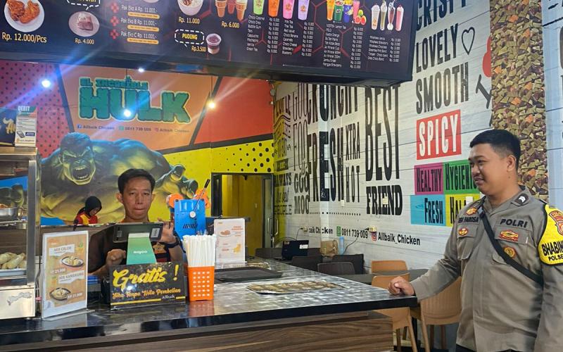 Sambangi Penjaga Albaik Resto, Bhabinkamtibmas Polsek Kota Manna Sampaikan Imbauan 