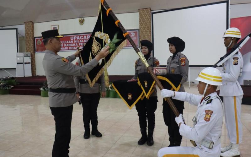 Menuju Hari Bhayangkara Ke-77, Kapolda Bengkulu Bengkulu Pimpin Tradisi Cuci Pataka