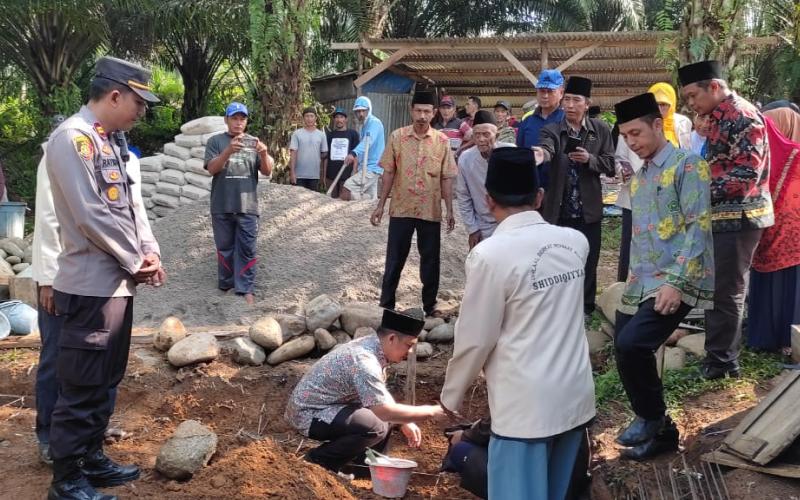 Kapolsek Padang Jaya, Hadiri Peletakan Batu Pertama Pembangunan Rumah Layak Huni di Desa Tambak Rejo