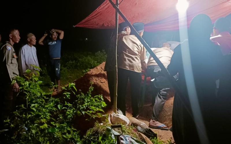 Bhabinkamtibmas Sambang Duka ke Rumah Warga Binaan yang Meninggal Dunia