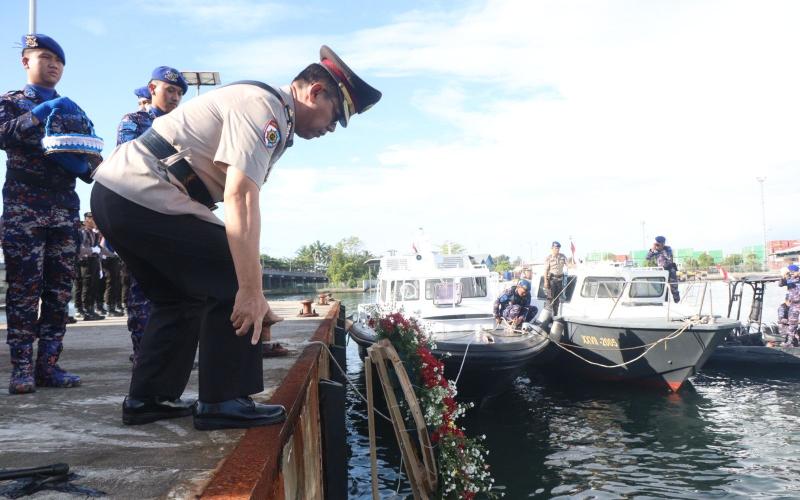 Peringati Hari Bhayangkara Ke-77, Irwasda Bengkulu Pimpin Tabur Bunga di Laut