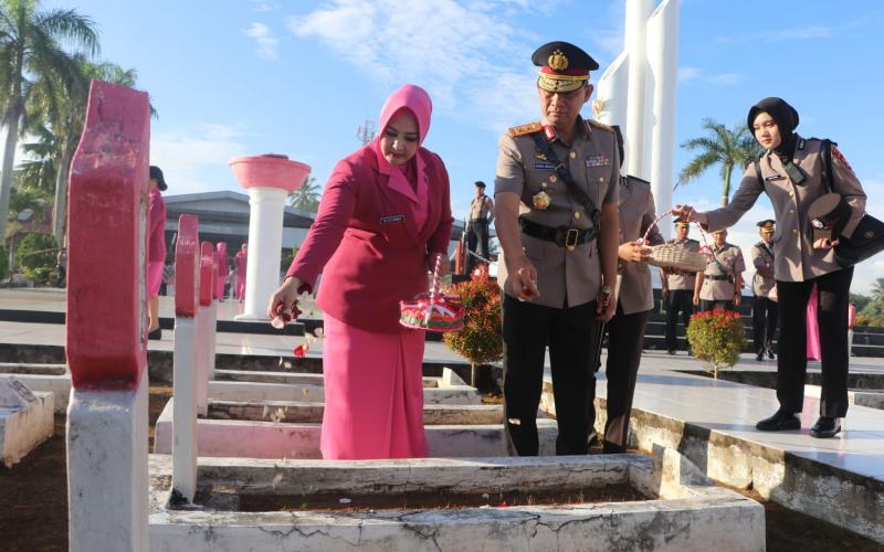 Sambut Hari Bhayangkara, Kapolda Bengkulu dan Jajaran Ziarah di Taman Makam Pahlawan