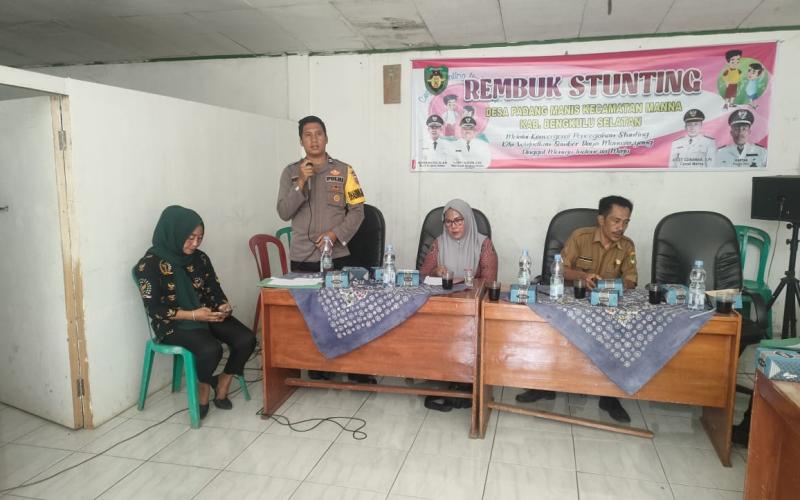 Bhabinkamtibmas Hadir Dalam Rembuk Penanganan Stunting Desa Padang Manis   
