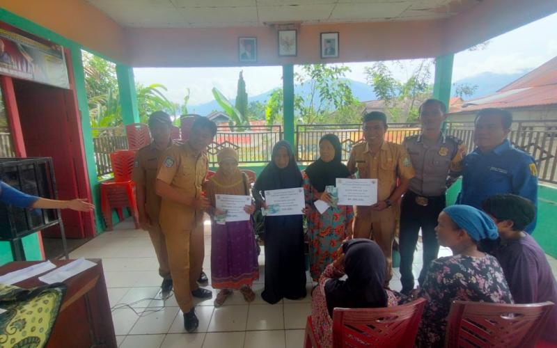 Bhabinkamtibmas Polsek Lebong Utara Hadiri Penyaluran BLT DD Kemiskinan Ekstrim