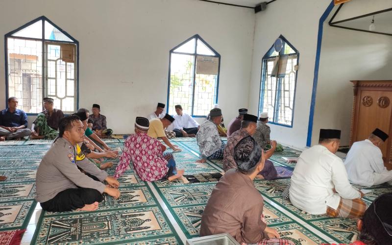 Kanit Binmas dan Bhabinkamtibmas Polsek Kedurang   Safari Jumat, Sampaikan Imbauan Kamtibmas