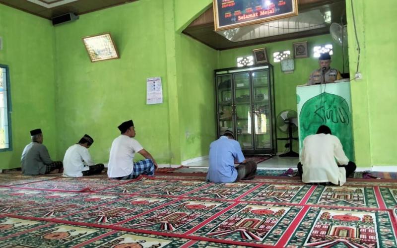 Bhabinkamtibmas Polsek Pino Sampaikan Khotbah Jumat di Masjid Al Hidayah Desa Sebilo 