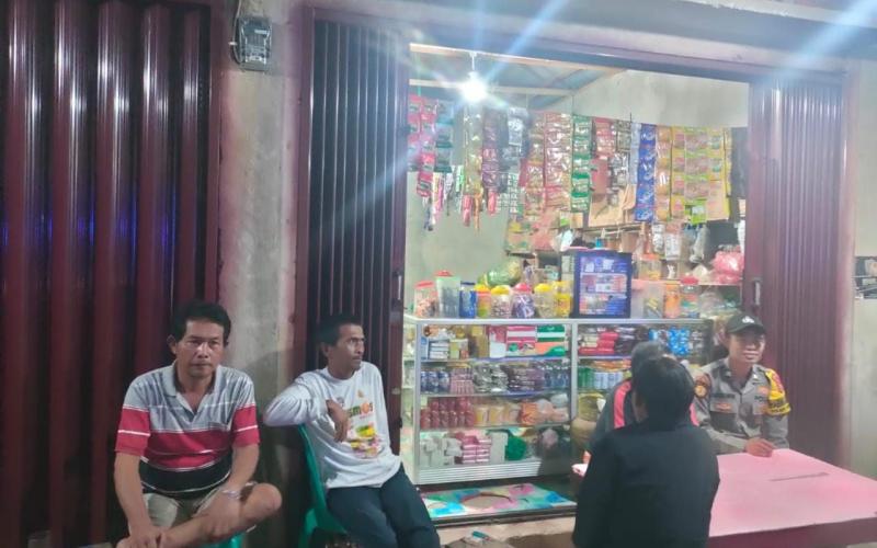 Bhabinkamtibmas Polsek Kedurang Sambang DDS Malam  kepada Tokoh Masyarakat Desa Padang Bindu 