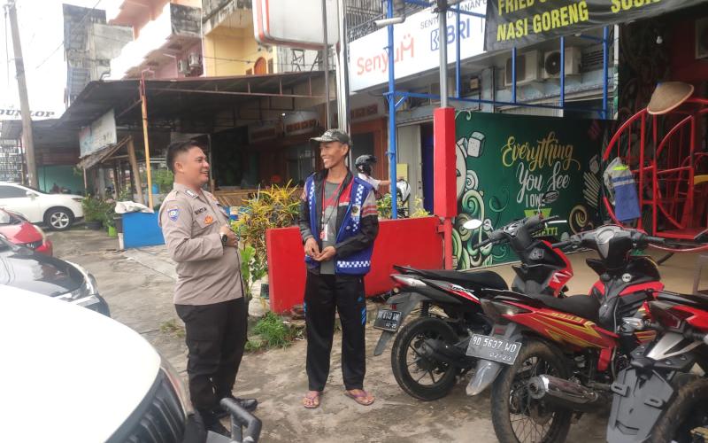 Bhabinkamtibmas Polsek Kota Manna Berikan Imbauan Kepada Petugas Parkir 