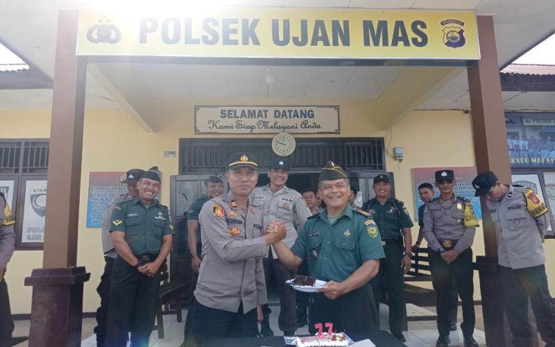 Koramil 409/10 Bermani Ilir dan Koramil 409/04 Kepahiang Kunjungi Polsek Berikan Surprise Hari Bhayangkara