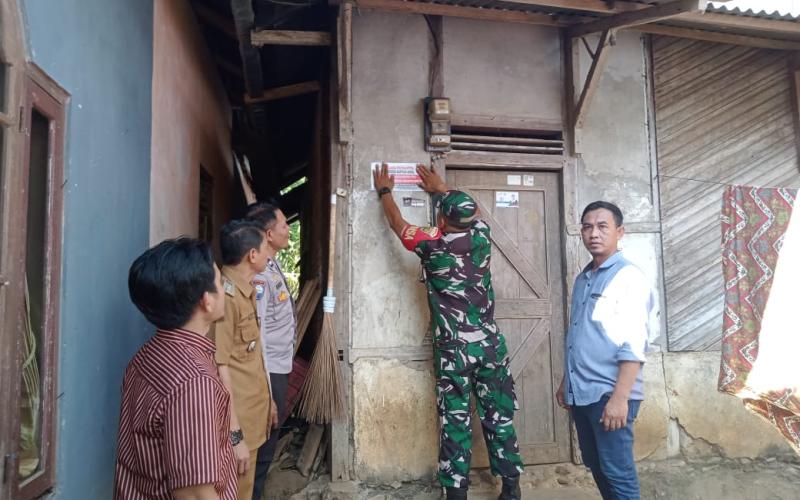Bhabinkamtibmas Polsek Batiknau Dampingi Pasang Stiker Pada Rumah Warga