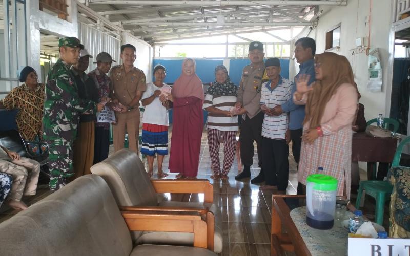 Bhabinkamtibmas Polsek Lebong Tengah Hadiri Penyaluran BLT DD