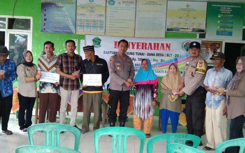 Bhabinkamtibmas Polsek Lebong Tengah Hadiri Penyaluran BLT DD di Desa Ujung Tanjung I
