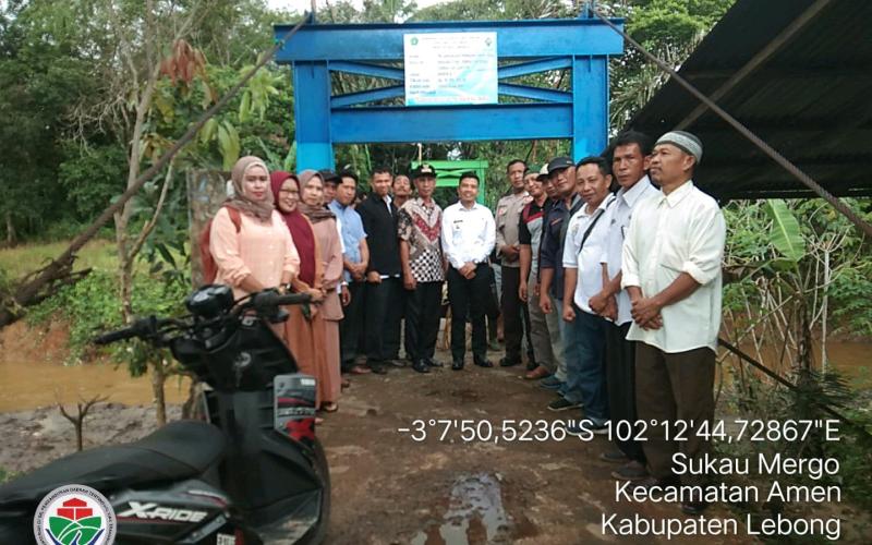 Bhabinkamtibmas Polsek Lebong Utara Hadiri Monev Rehabilitasi Jembatan Gantung