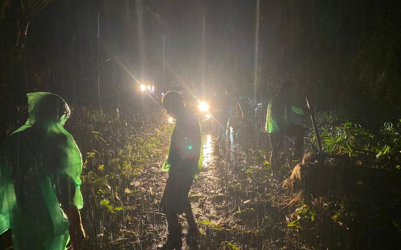Polisi Bersihkan Jalan Lintas Curup-Muara Aman yang Tertutup Material Longsor