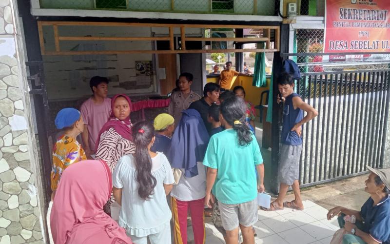 Bhabinkamtibmas Hadiri Kegiatan Pembagian Bahan Pangan Itik di Desa Ketenong Sebelat Ulu