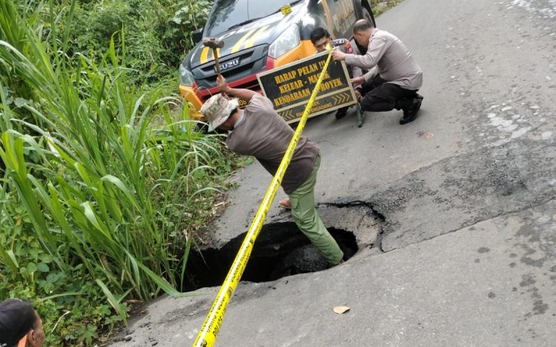 Polsek Rimbo Pengadang Pasang Rambu-Rambu Imbauan dan Police Line di Jalan Amblas