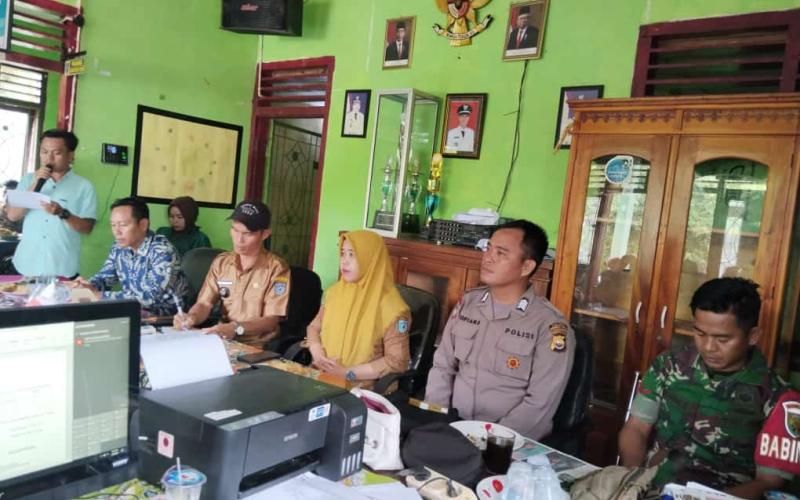 Kanit Binmas Bripka Sofian Efendi Lakukan Pendampingan Penyaluran Dana BLT DD