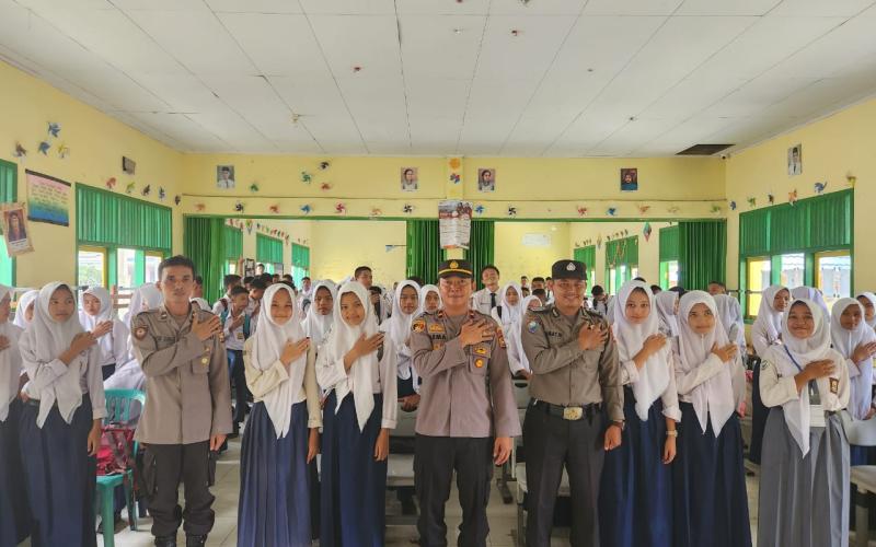 Kapolsek Semidang Alas Bersama Anggota Hadiri Kegiatan Penyuluhan Hukum Di SMA N 04 Seluma
