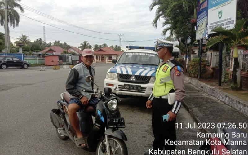 Sat Lantas Polres BS Berikan Teguran Simpatik kepada Pengguna Sepeda Motor yang Tak Pakai Helm 