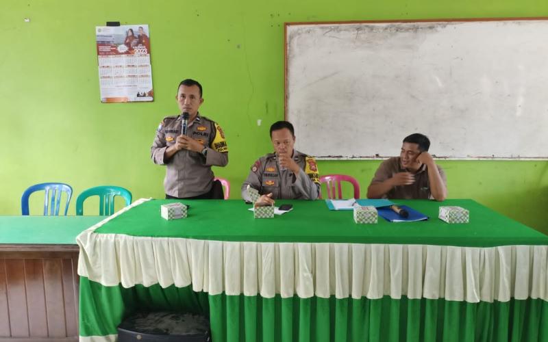Bhabinkamtibmas Polsek Seginim Sampaikan Penyuluhan di SMAN 07 BS