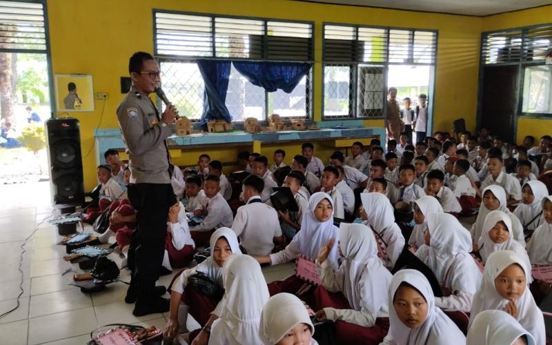 Polsek Pino Raya Laksanakan Penyuluhan Tata Tertib Berlalu Lintas di SMPN 05 BS