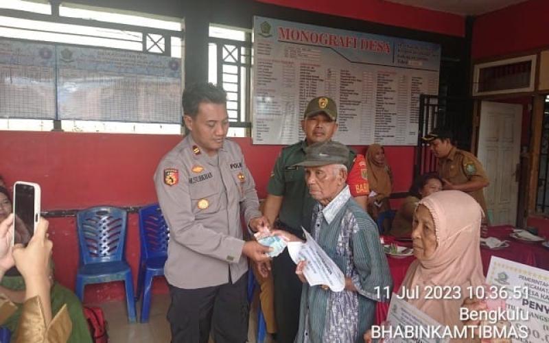 Kapolsek Lebong Utara Hadiri Pembagian BLT DD di Desa Kampung Dalam