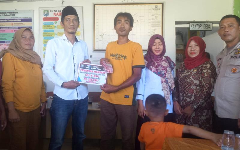 Bhabinkamtibmas Polsek Kaur Selatan Hadiri Pembagian BLT DD Tahap 2 di Desa Sinar Pagi