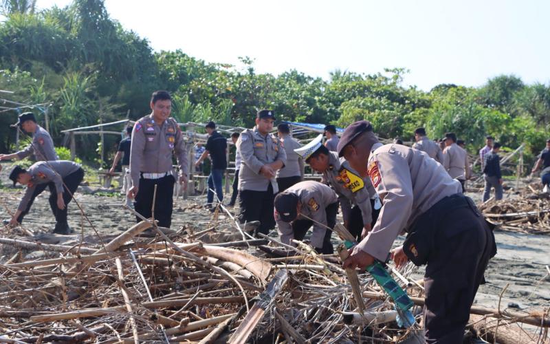 Sinergi, Personel Polres Seluma Bersihkan Sampah Pantai Desa Pasar Seluma
