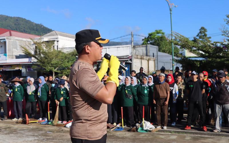 Peduli Lingkungan, Polres Lebong dan Polsek Jajaran Bersih-Bersih Lingkungan Umum
