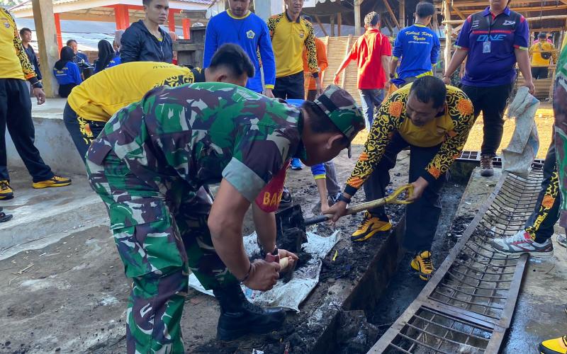 Serentak Bersihkan Sampah Bersama Polri, Polsek Kerkap Bersih-Bersih di Pasar Tradisional Kelurahan Lubuk Durian