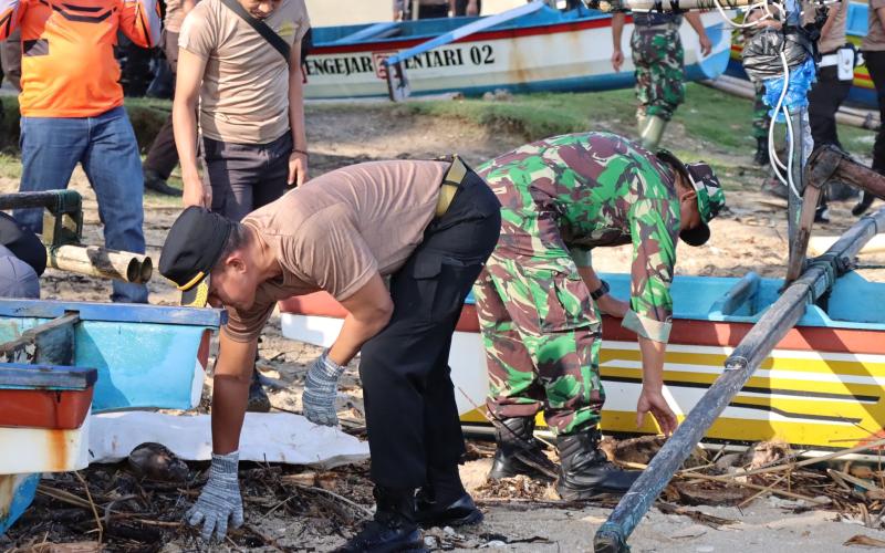 Peduli Lingkungan, Personel Polres Kaur Selatan Melaksanakan Kebersihan di Sepanjang Pantai Sekunyit 