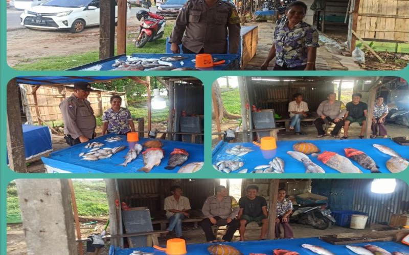 Sambangi Pedagang Ikan, Personel Polsek Teluk Segara Sampaikan Imbaun Kamtibmas