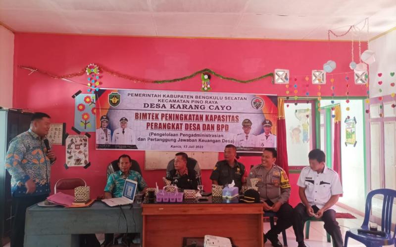 Bhabinkamtibmas Polsek Pino Raya Hadir dalam Bimtek Peningkatan Kapasitas Perangkat Desa dan BPD desa Karang Cayo