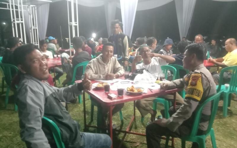 Bengkulu - Dalam rangka mencegah tindak pidana 3C (Curat, Curas dan Curanmor) agar situasi yang aman dan kondusif, Bhabnkamtibmas Polsek Gading Cempaka melaksanakan Patroli Dialogis di rumah salah satu warga yang melaksankaan pesta pernikahan di jalan Jenggalu 1 RT 08 RW 03 kelurahan Lingkar barat kecamatan Gading Cempaka Kota Bengkul., Kamis (13/07/2023) malam.   Kapolresta Bengkulu Kombes Pol Aris Sulistyono melalui Kapolsek Gading Cempaka Kompol Kadek Suwantoro mengatakan, kegiatan Patroli Dialogis ini, 