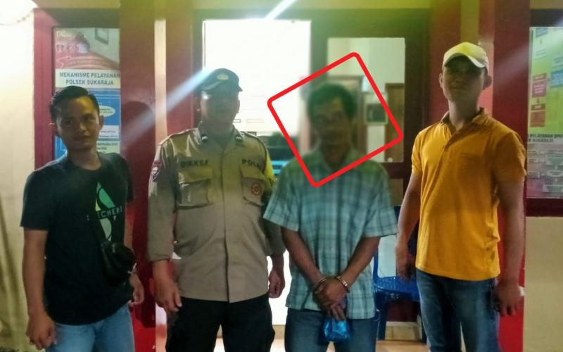 Seluma - Pria berinisial BS (43) yang merupakan karyawan swasta warga Kecamatan Air Periukan Kabupaten Seluma, ditangkap petugas Unit Reskrim Polsek Sukaraja Polres Seluma Polda Bengkulu, atas kasus persetubuhan dan pencabulan terhadap anak dibawah umur. Korban diketahui merupakan anak tiri terduga pelaku, yang saat ini berusia 13 tahun.  Kapolres Seluma Polda Bengkulu AKBP Eko Arif Prasetyo melalui Kapolsek Sukaraja Iptu  Prengki Sirait mengatakan, terduga pelaku dilaporkan oleh YN (40), ibu kandung dari k