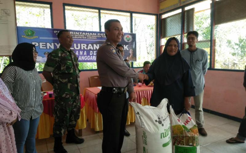 Bhabinkamtibmas Polsek Lebong Atas Hadiri Penyaluran Pupuk Tahap I di Desa Sujau Datang I