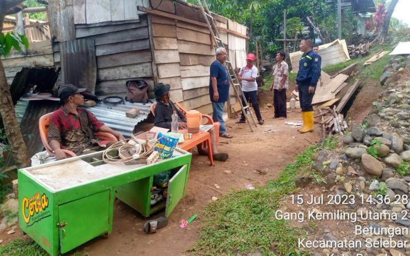 BHABINKAMTIBMAS GOTONG ROYONG MEMBANTU PEMBONGKARAN RUMAH WARGA